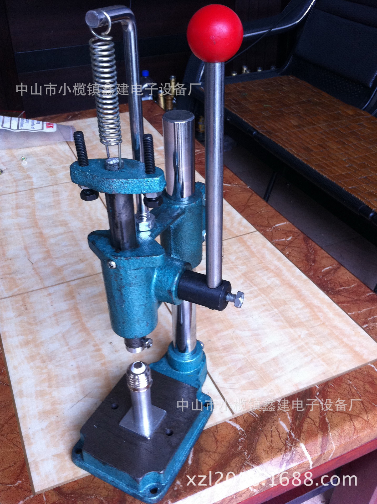 供应节球泡灯免焊灯头-B22 E26 E27免焊灯头压铆压盖机