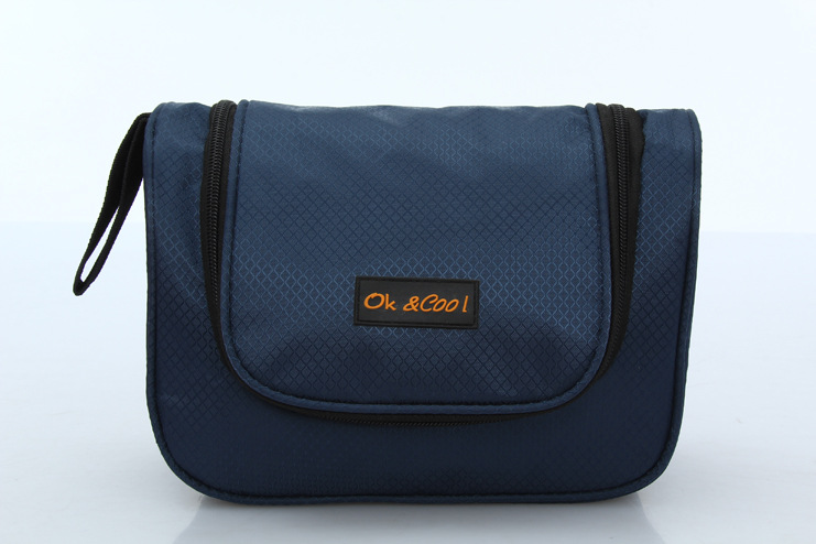 手拎深藍色正麵圖