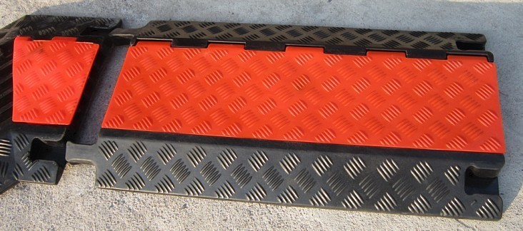 红黄盖板减速带 90*50*7.5cm重型 穿管减速带 pvc盖板 橡胶材质