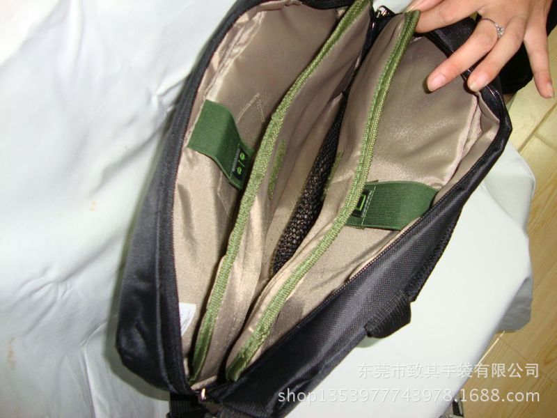 手提斜跨電腦包