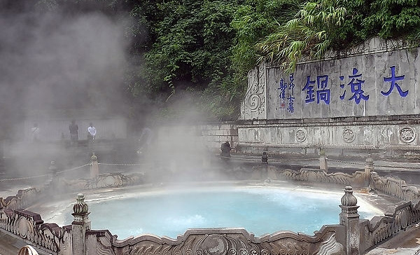 承建度假村温泉   恒温泳池   室内泳池  水疗工程  水疗设备