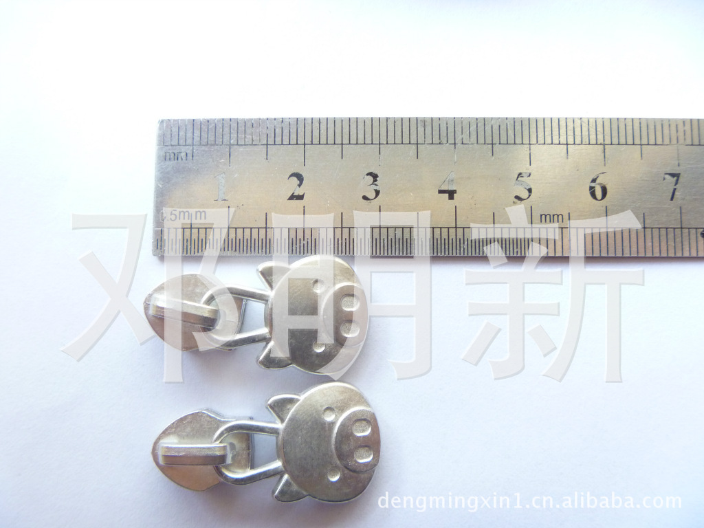 生产7号尼龙象鼻箱包拉头  卡通小猪拉片 颜色多种