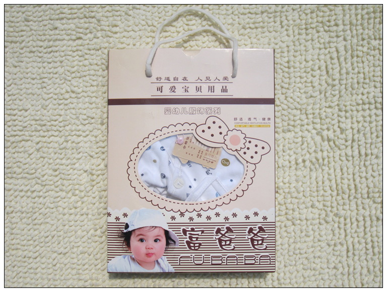 Coffret cadeau pour nouveau-né - Vêtements + Fournitures - Ref 1965107 Image 4