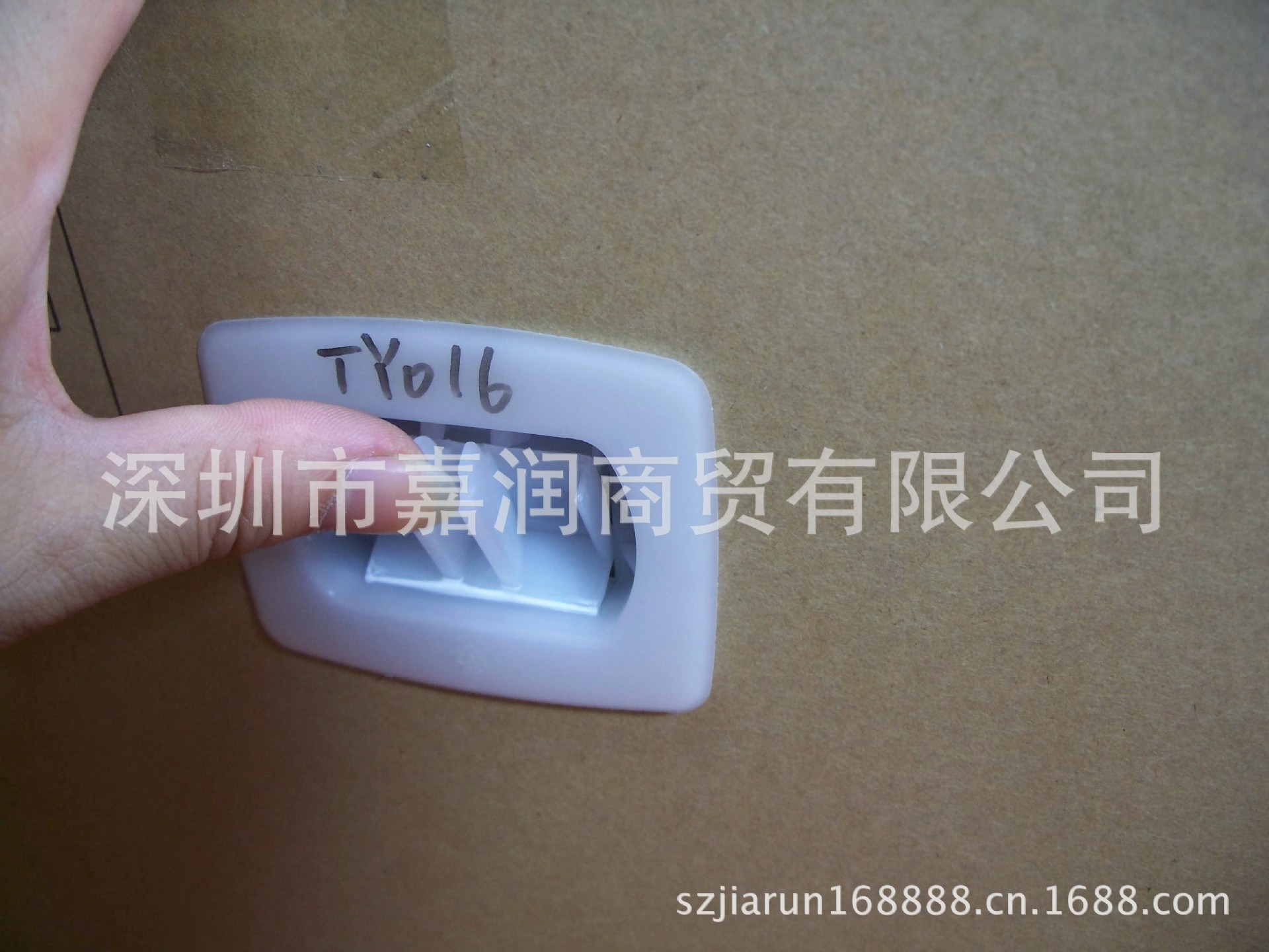 供应大四方扣液晶电视包装防尘扣纸箱扣手