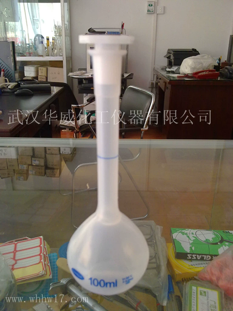 Мерная бутылка с пластиковой крышкой. Бутылка емкостью с пластиковой крышкой. Лабораторная пластиковая мерная бутылка.