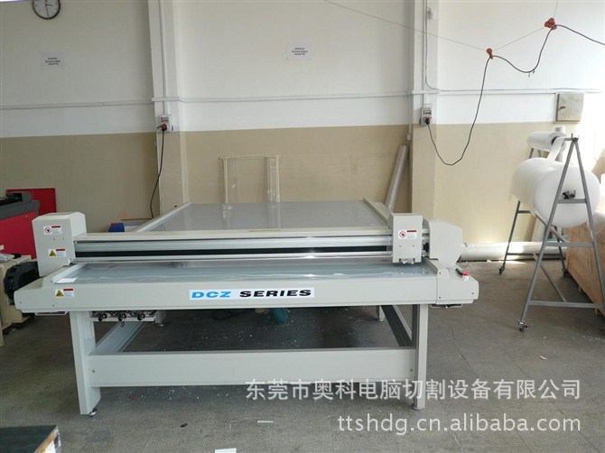 奥科超薄水晶灯箱导光板高速刻线机  不等距划线符合光学原理