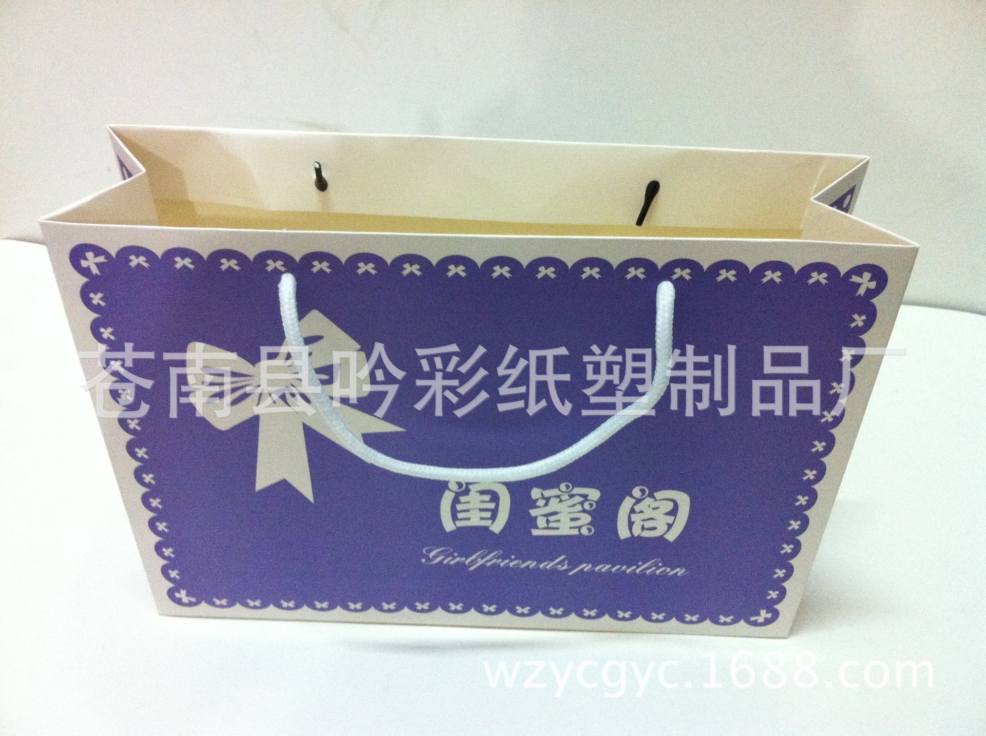 供应各种 白卡纸手提袋  牛皮纸手提袋  等各种纸类手提袋