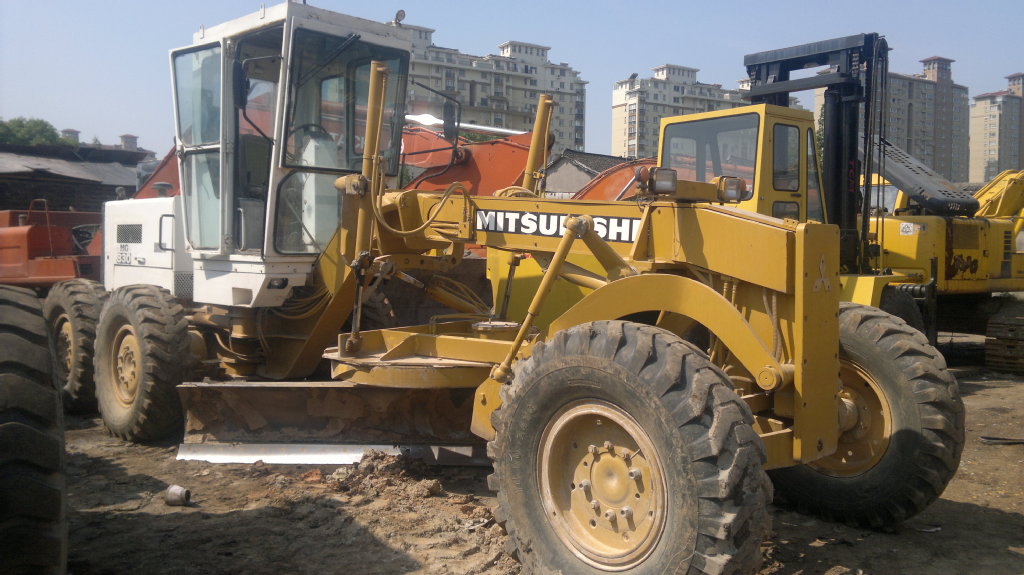 出售日本MITSUBISHI三菱MG330平地机.原装车.新款