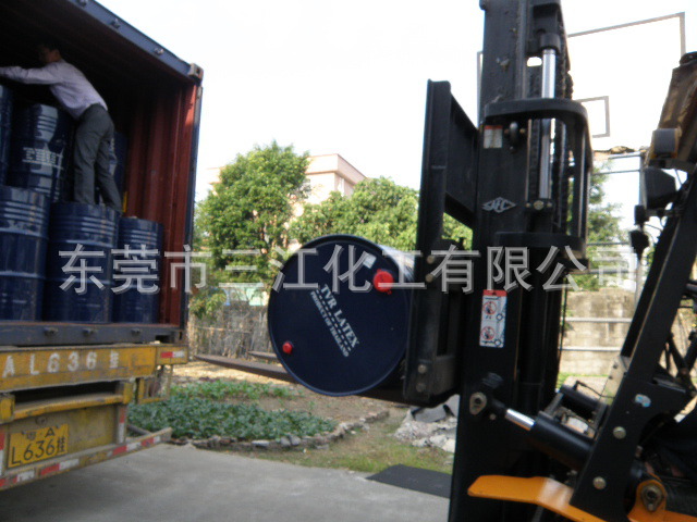 黄春发桶装亚么尼亚胶到厂卸货