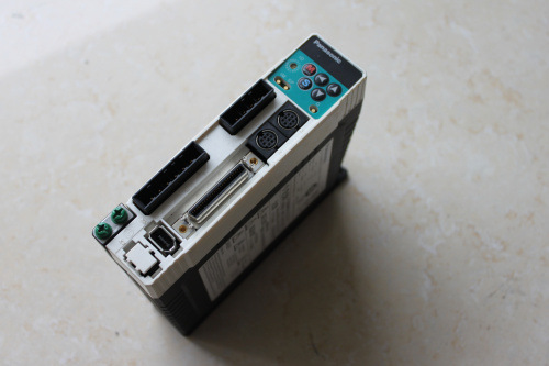 B松下伺服驱动器MADDT1207003 八九成新保修三个月