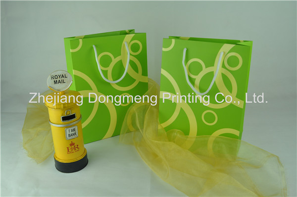 供应内贸外贸新款绿色 中号22*30*10cm 白卡纸覆膜纸袋