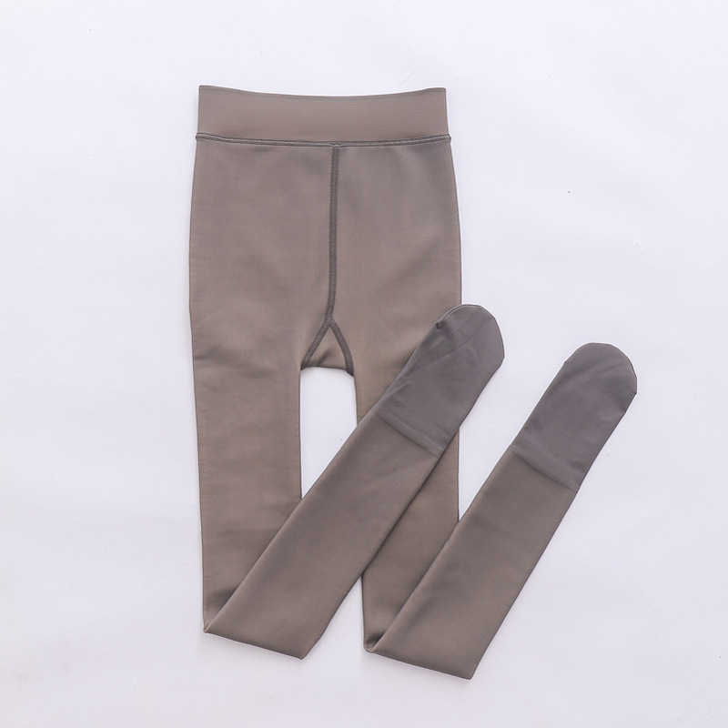 Es realmente gris y con los pies conectados.