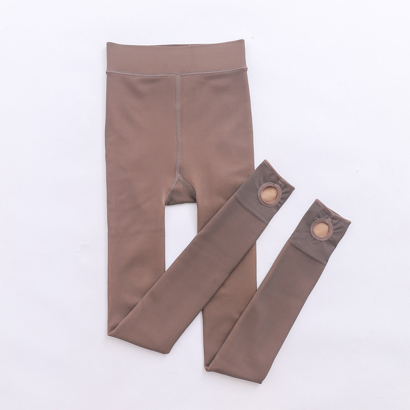 Realmente café profundo pisa los pies