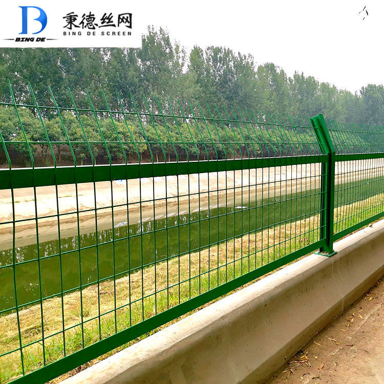 水库隔离栅河道防护栏镀锌丝网围栏 包塑角钢边框护栏网