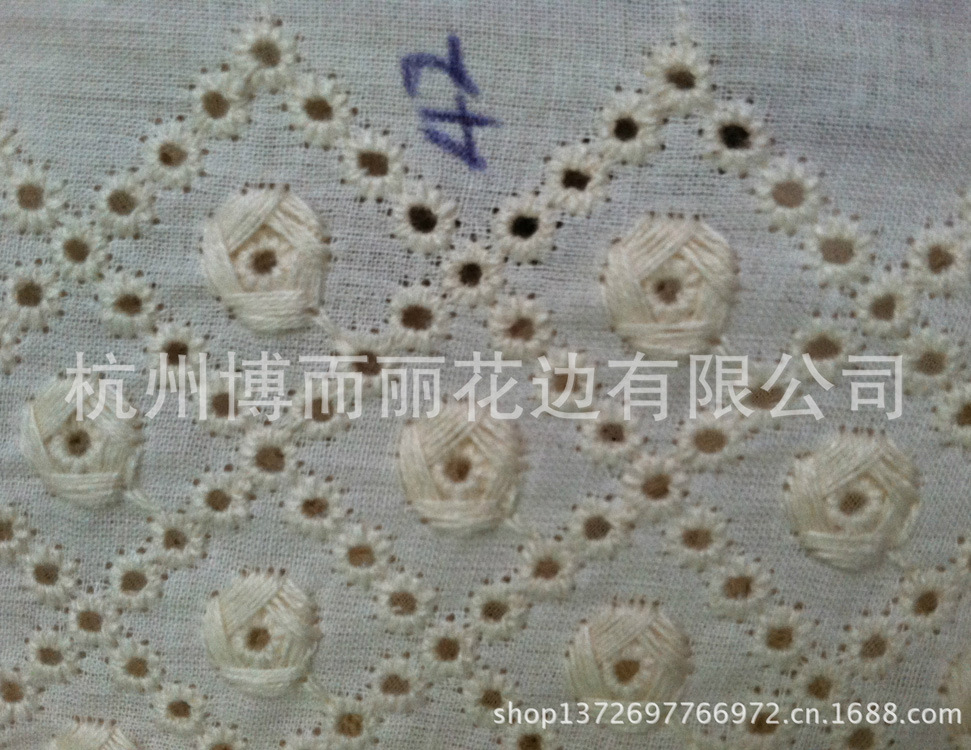 【品质保证】供应新款时装绣花布 立体打孔棉布绣花布 服装布料