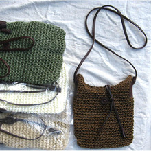29816 時尚長斜跨帶皮扣女士小型小號草編包批發 手工鈎針編織