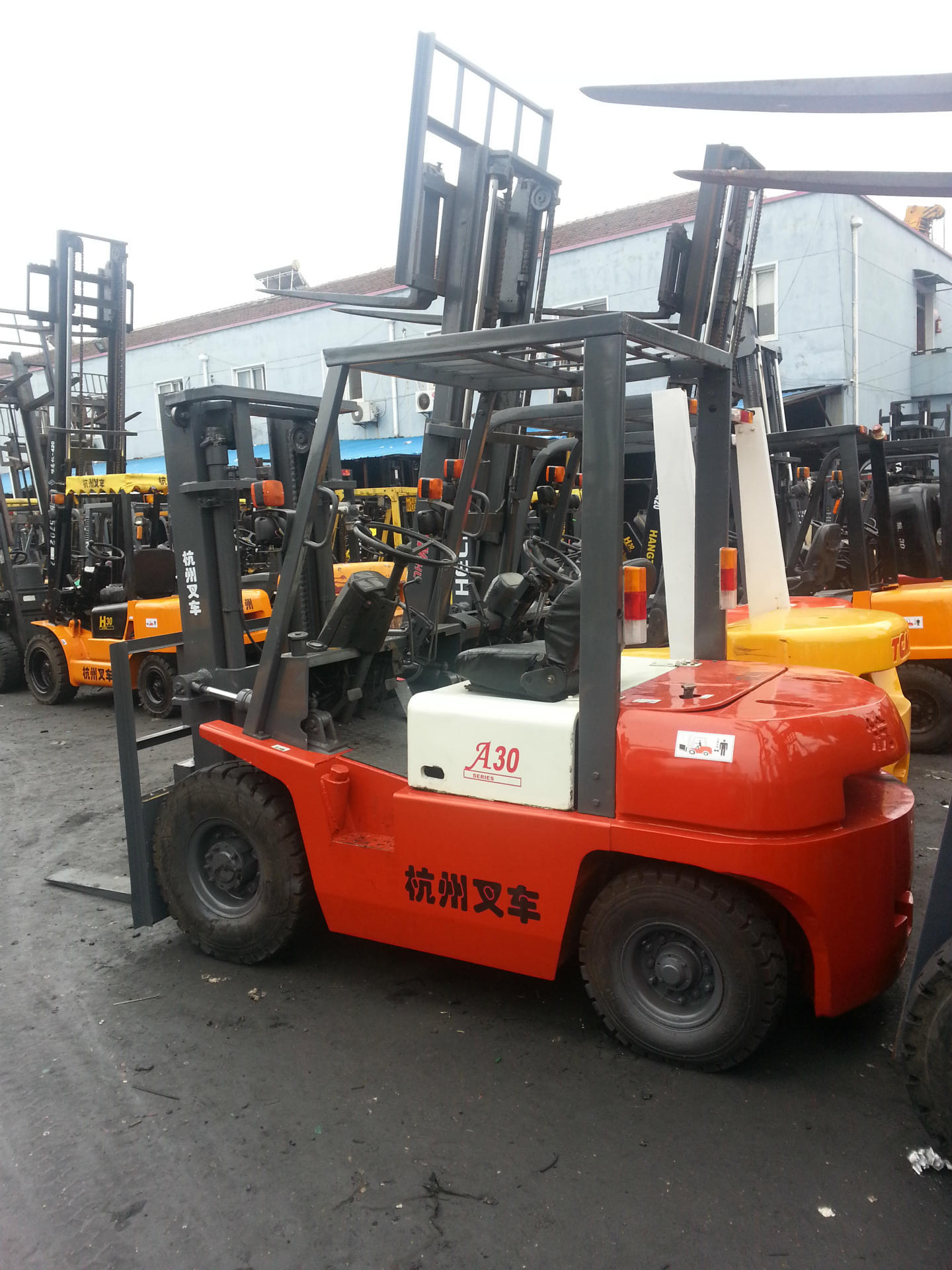 原装动力油漆杭州3T二手叉车物流专用堆高车