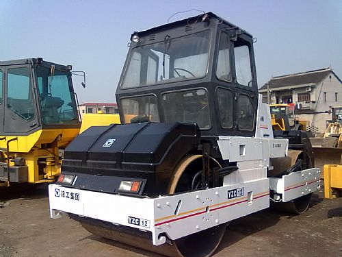 提供徐工CC21S双钢轮压路机，徐工7吨压路机，徐工8吨震动压路机