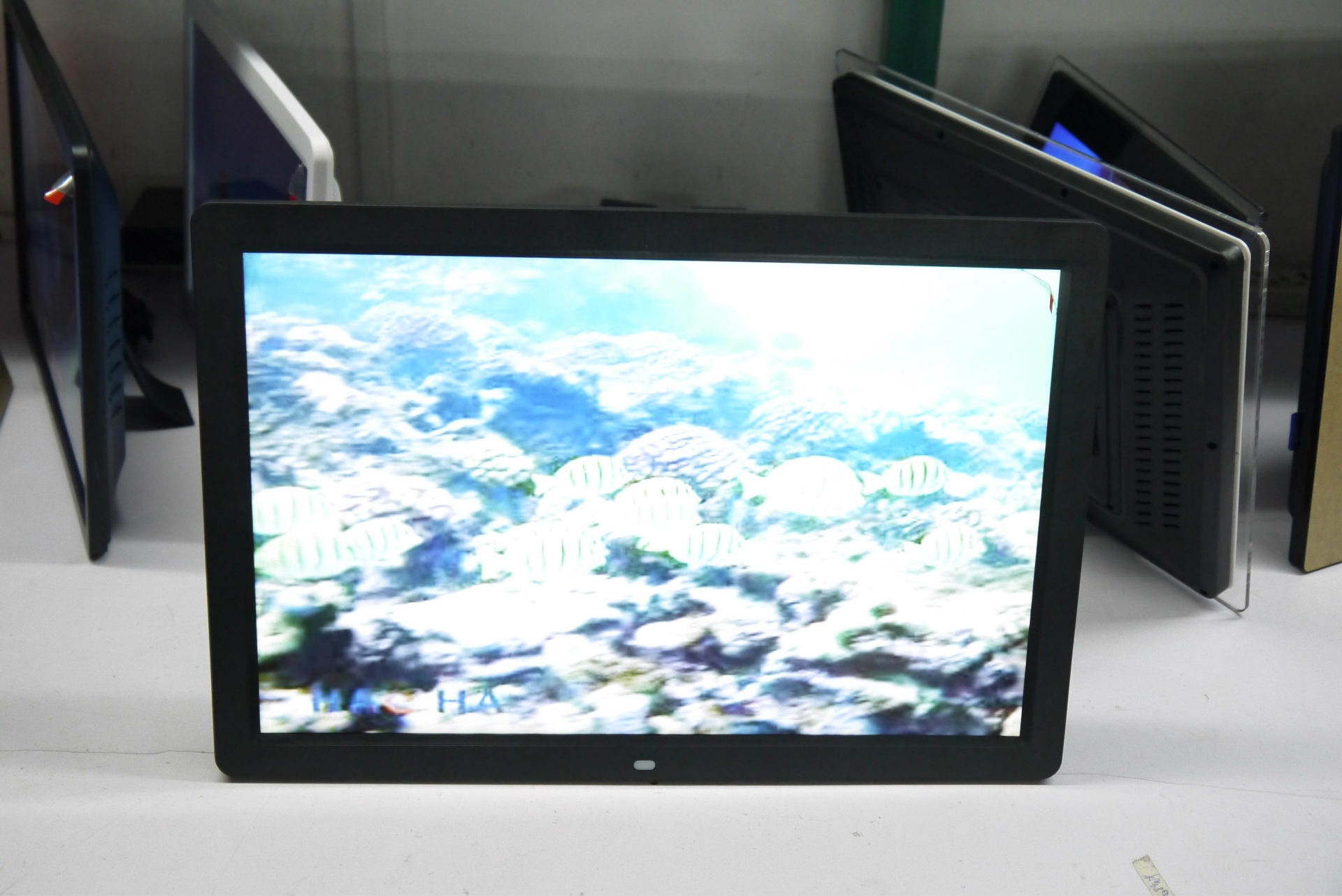 Siêu mỏng hẹp-side widescreen 15-inch độ nét cao khung ảnh kỹ thuật số điện tử album ảnh quảng cáo máy hỗ trợ 1080 p video