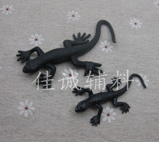 Cross -border plastic simulation black gecko Halloween decorative tidal accessories two size