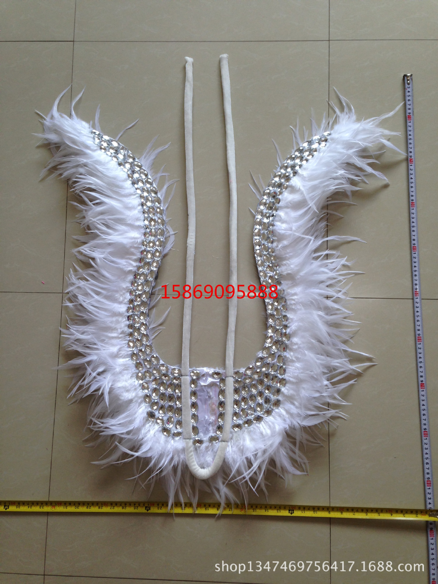 演出羽毛裝飾服裝