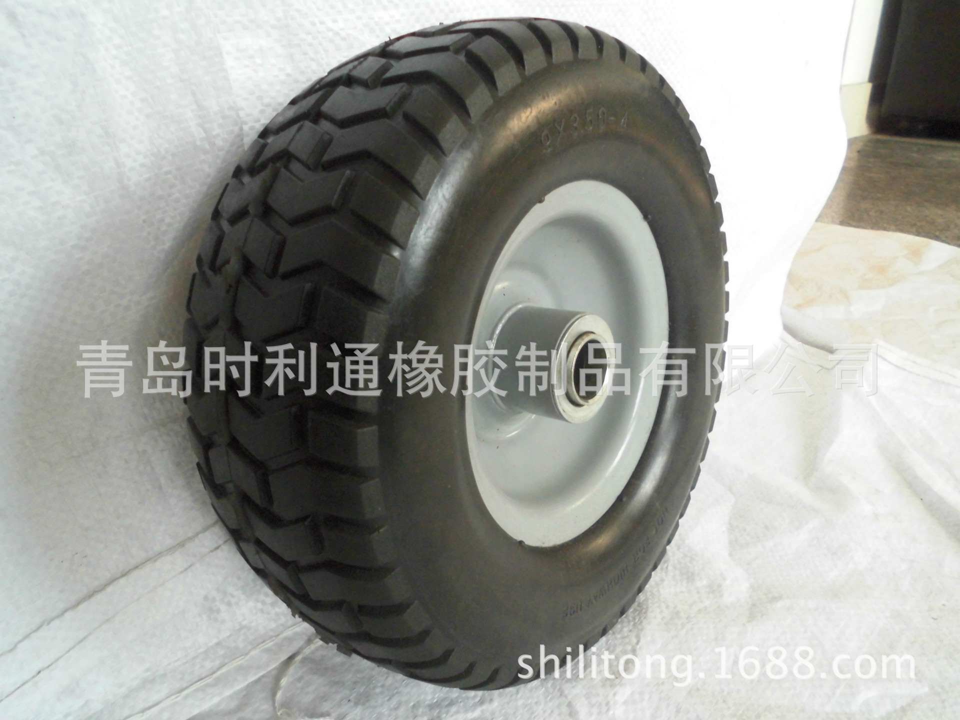 专业生产9寸草皮花纹PU发泡轮