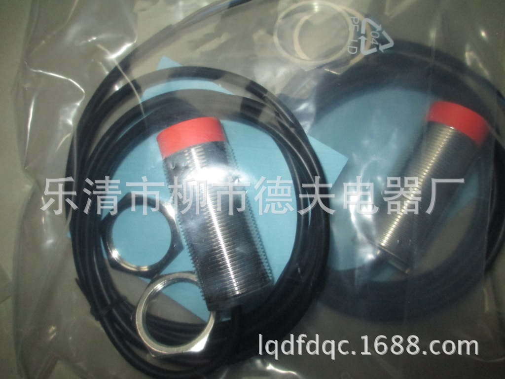 供应 进口宜科特价 高性能 德夫电感式接近开关 E13B-E7042CH德夫