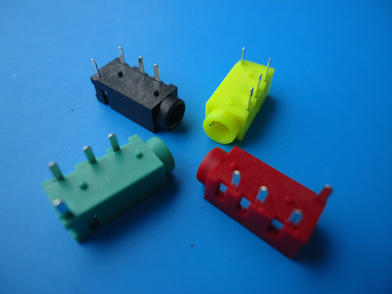 秋硕供应优质红色绿色黄色黑色直插贴片4脚3.5耳机插座  PJ-320A