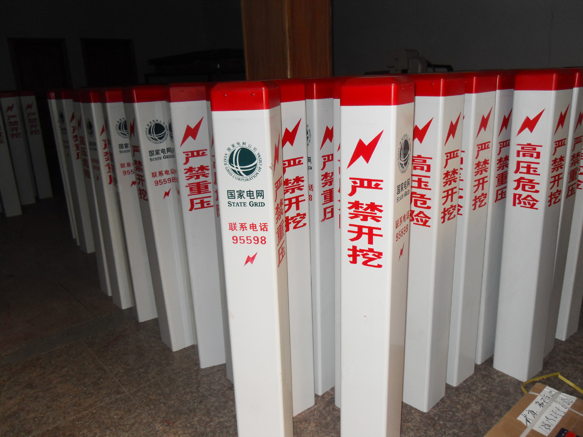 厂家直销PVC标志桩,PVC施工围挡马场护栏百叶窗电力护栏马场围栏