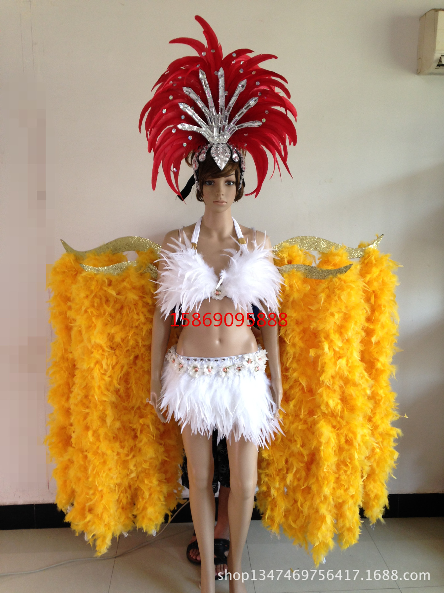 演出羽毛裝飾服裝