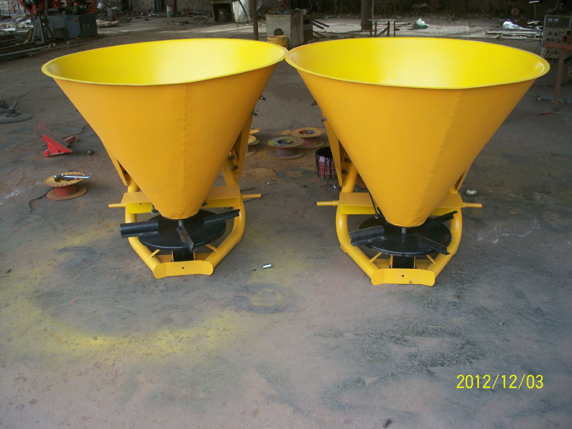 厂家供应400L撒播机CDR 400定制撒播机施肥机械撒播机