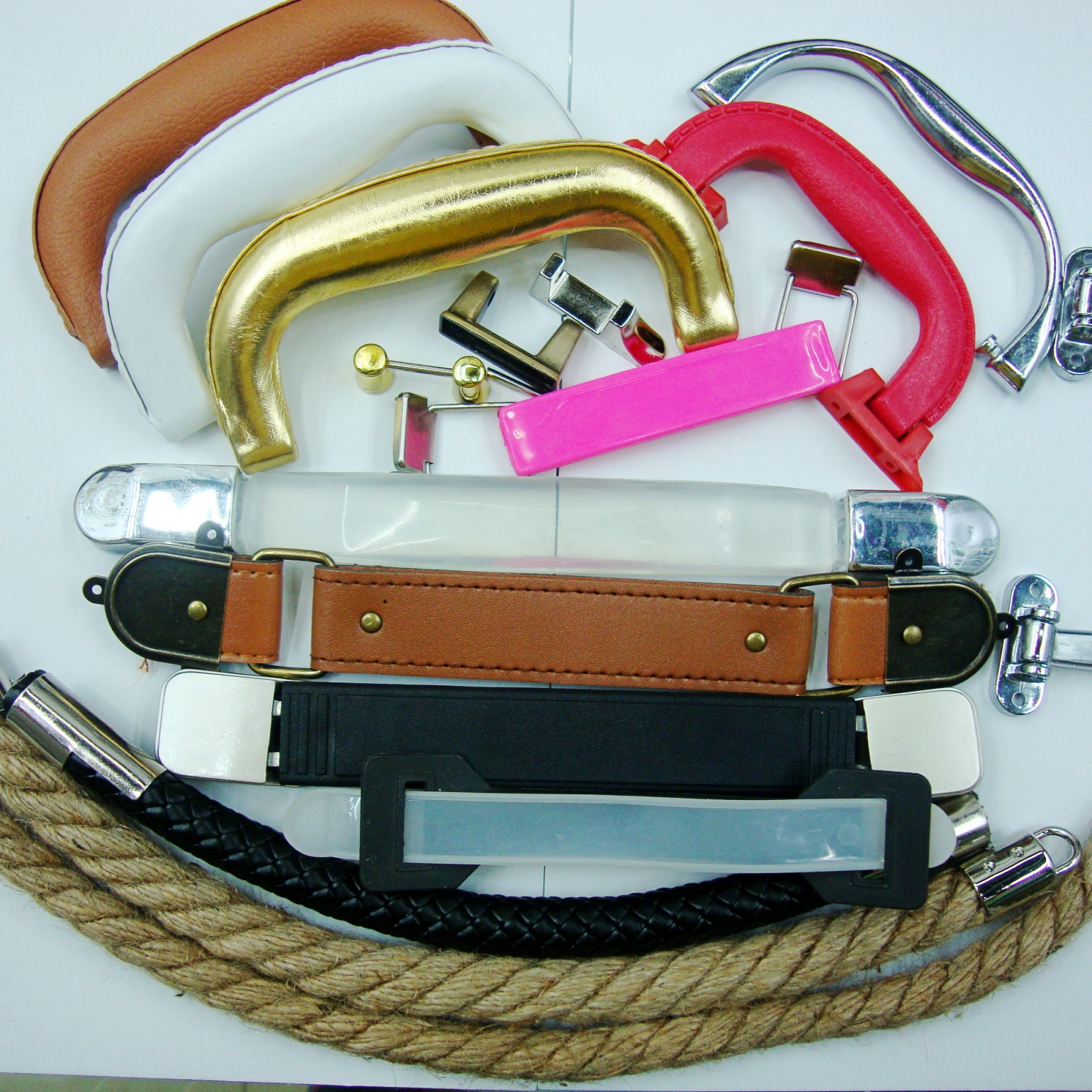 厂家直销化妆包提手 各种礼品盒手把  加工高档包皮提手 皮料提手