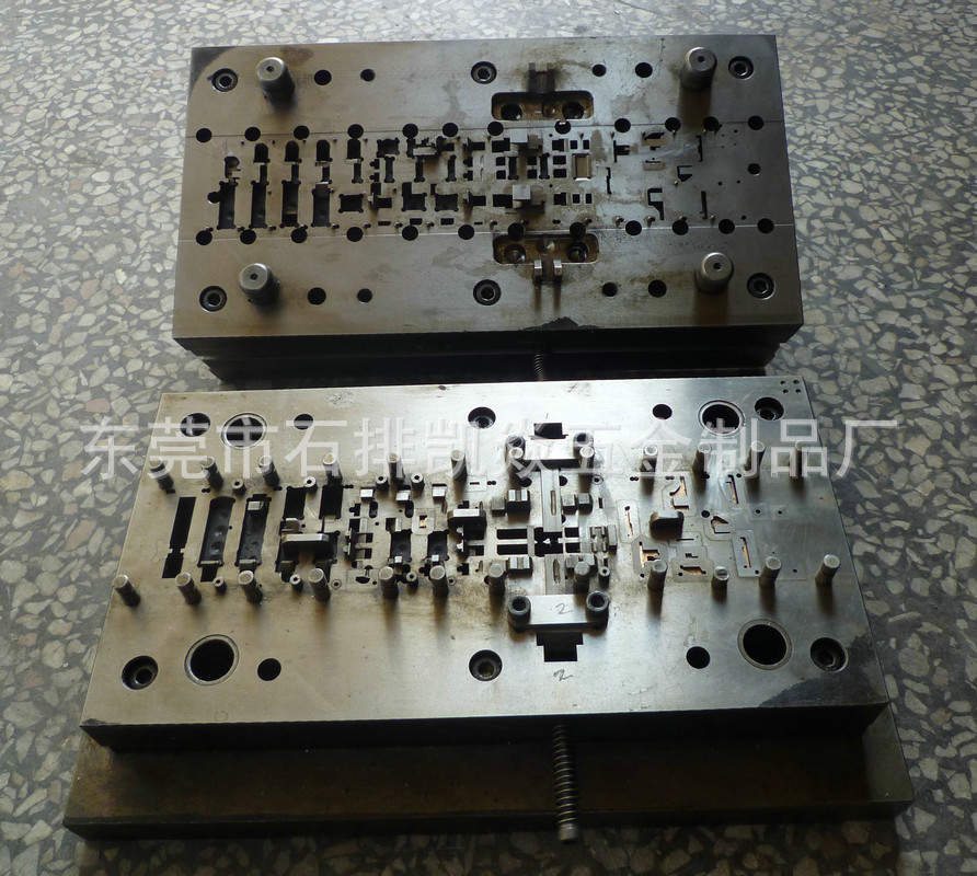 歐規多用插頭彈片連續模 8500元