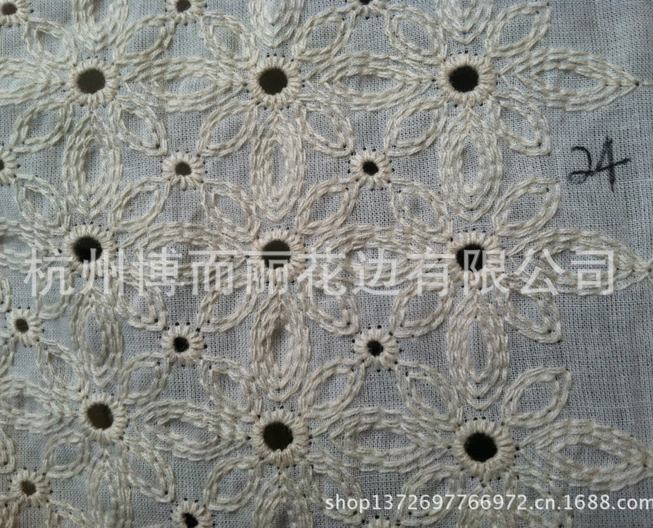 【商家力荐】供应镂空绣花布 服装棉布打孔 纺织棉布绣花