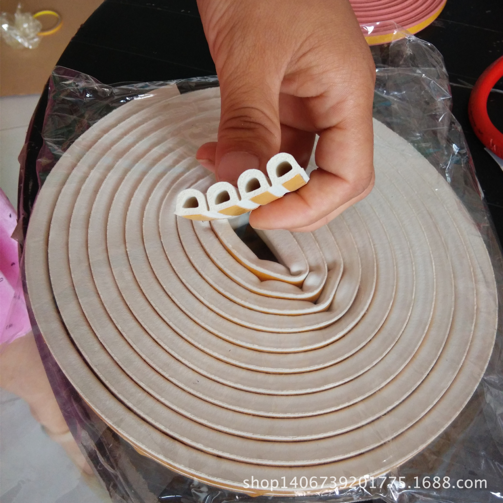 专业生产自粘式D.P型密封条、隔音防撞胶条、EPDM发泡条