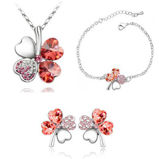 Fashion Four-leaf Clover Crystal Pendant Necklace Ear Stud Bracelet Three-piece Set display picture 4