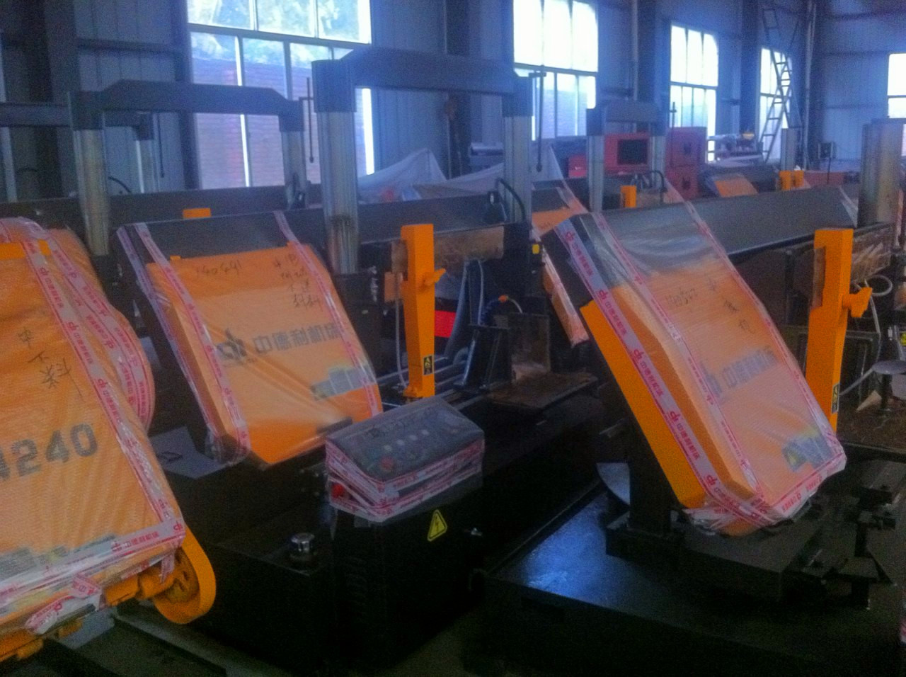 圆柱龙门锯床一角