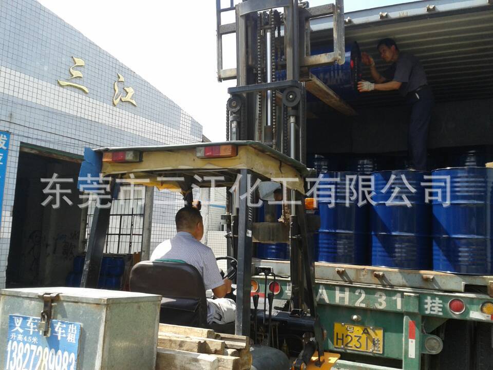 新到黄春发卸货中