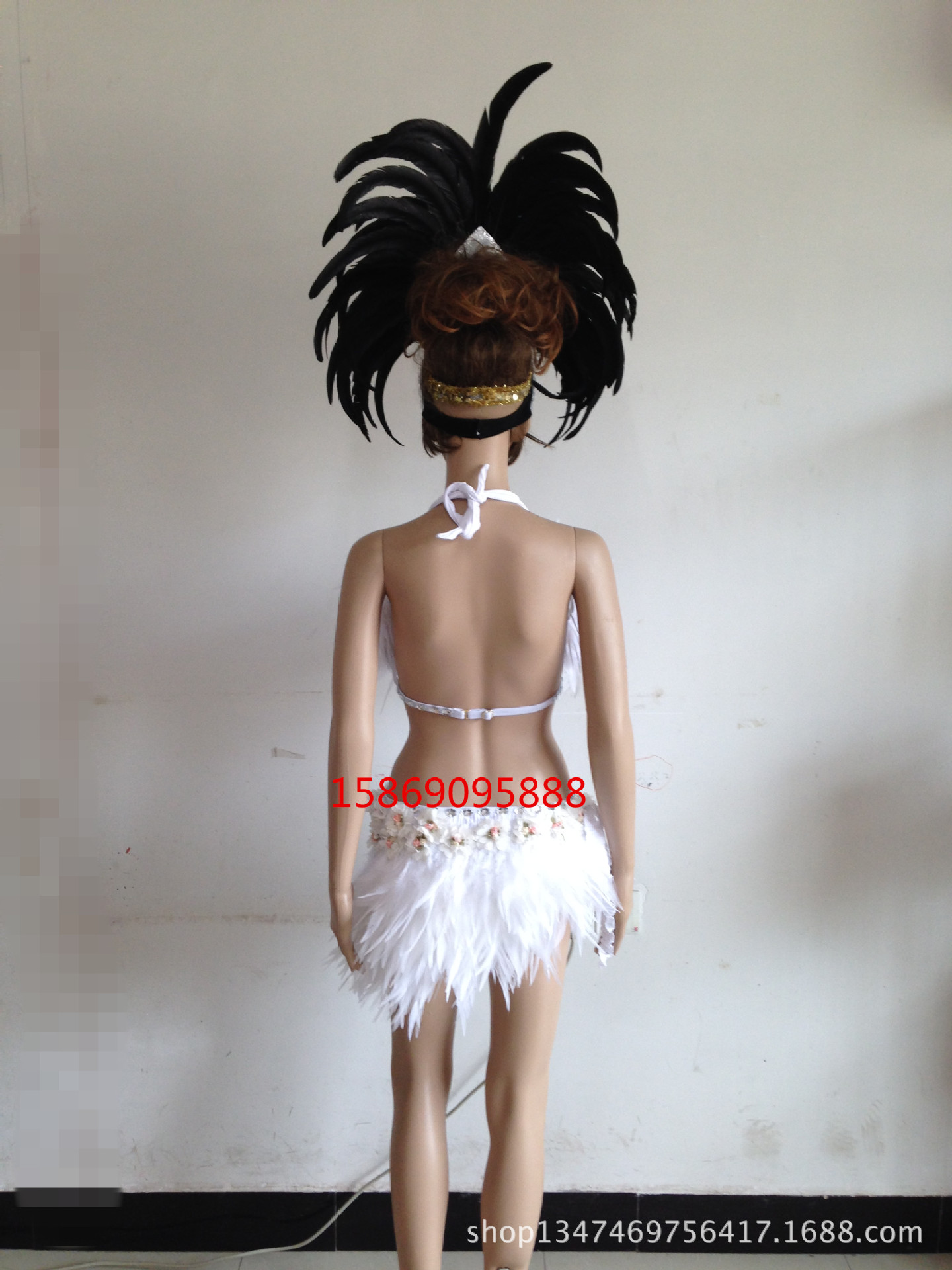 演出羽毛裝飾服裝