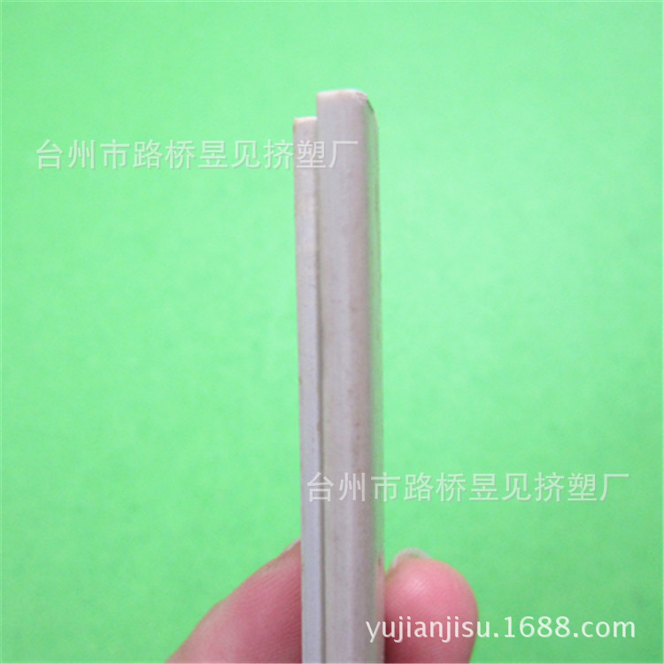 Productos de extrusión de plástico Ranura para tarjeta de tira de plástico de PVC Tira de tarjeta de extrusión de perfil de PVC Procesamiento de extrusión de productos personalizados
