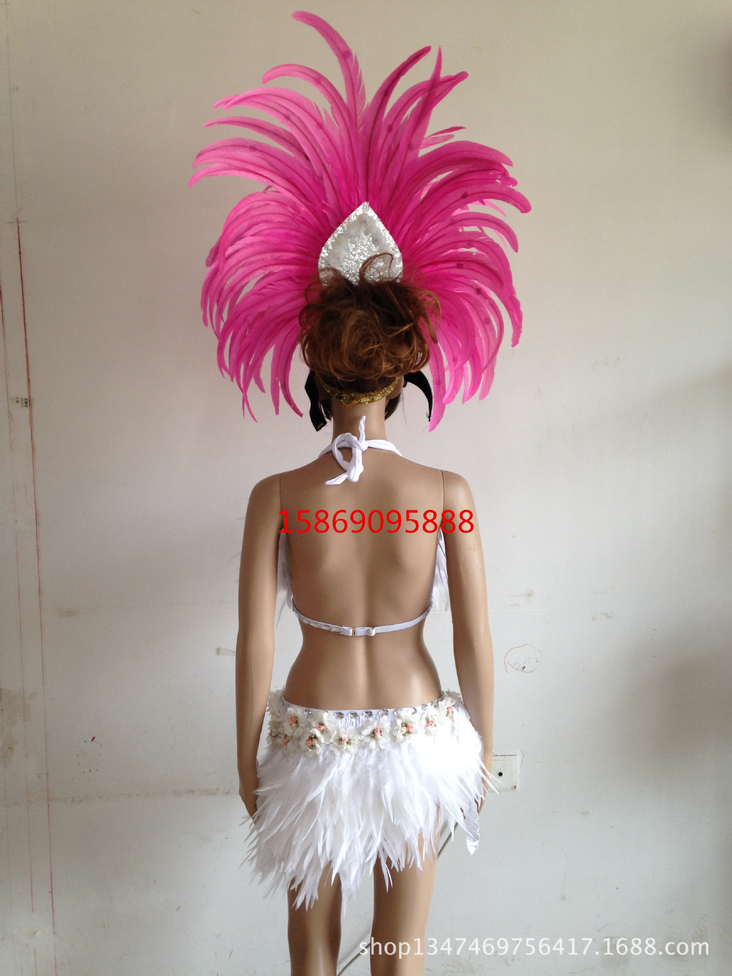 演出羽毛裝飾服裝