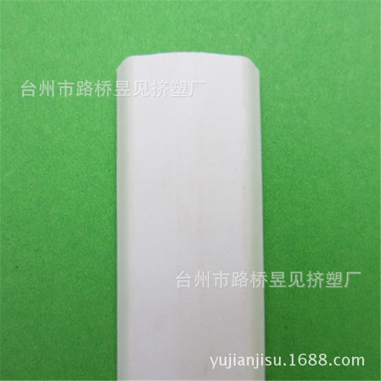 Productos de extrusión de plástico PVC tira de plástico Borde de sellado envoltura ranura para tarjeta PVC Perfil de procesamiento de extrusión