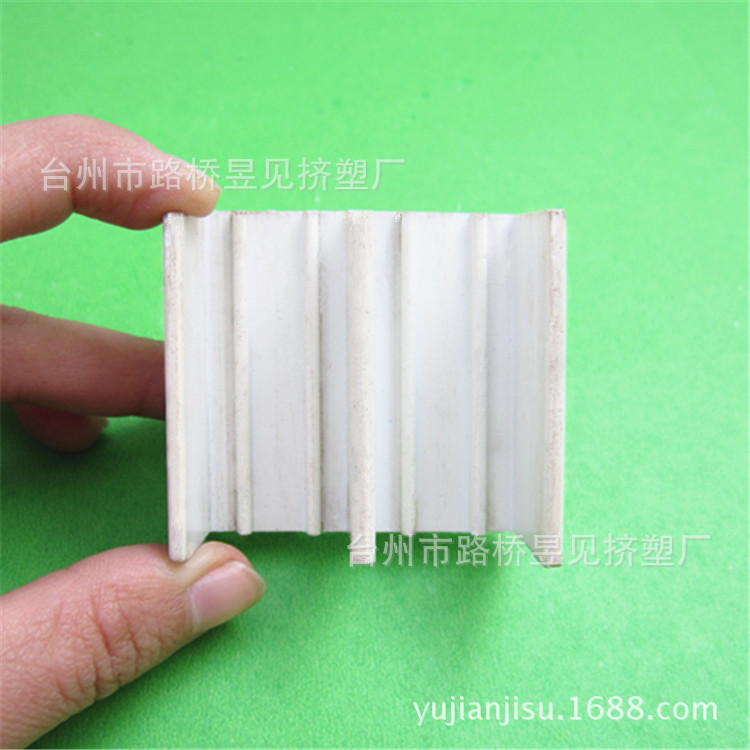 Perfil de extrusión de plástico Ranura para tarjeta de PVC Ranura de lámpara de plástico en forma de U Perfil de PVC Tira de plástico Dibujo Fabricación de extrusión