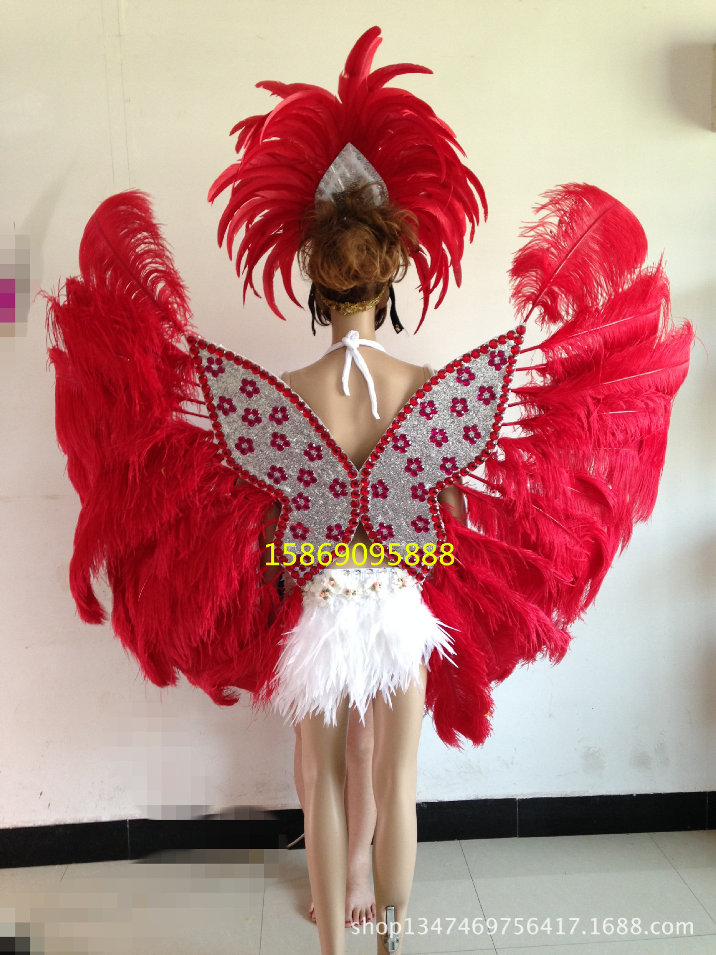 演出羽毛裝飾服裝