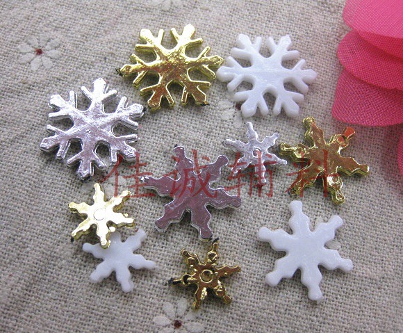 Accesorios de Navidad de plástico pequeño copo de nieve blanco/oro y plata de seis pétalos de copo de nieve accesorios de bricolaje 15-25mm