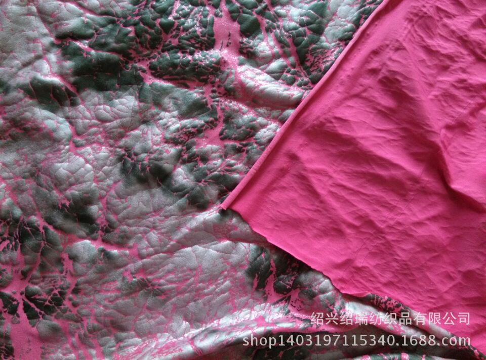 【厂家供应】供应针织面料 FDY裂纹花型  现货小批 烫金花型