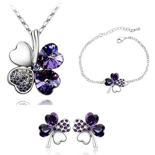 Fashion Four-leaf Clover Crystal Pendant Necklace Ear Stud Bracelet Three-piece Set display picture 3