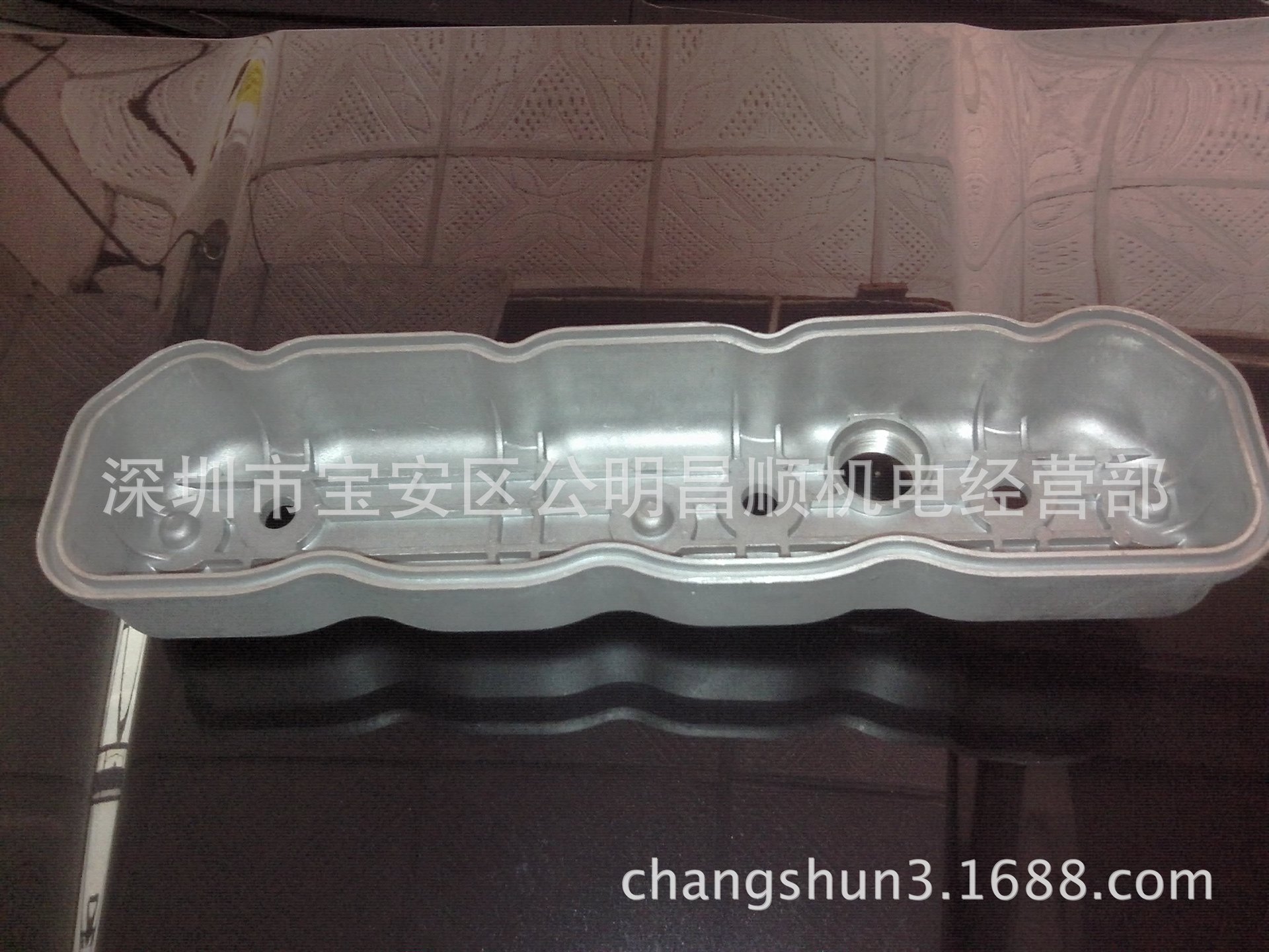 供应五十铃配件4BD1气门室盖