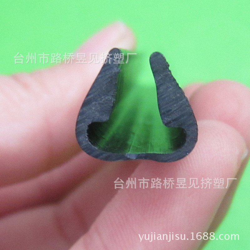 PVC黑色硬条10——三角夹条 (1