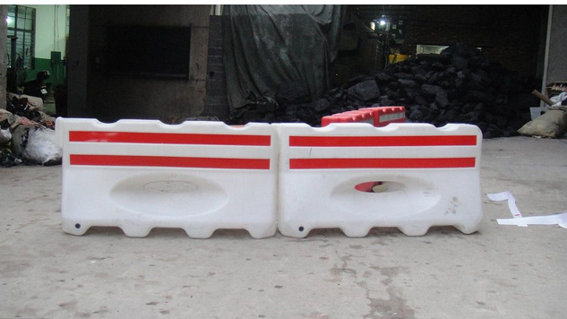 白色单孔水马 贴红色反光膜 130*65cm 白色塑料水马